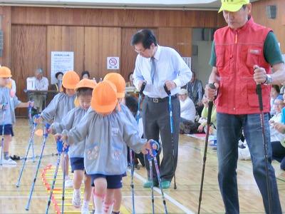 園児たちとの交流に参加する田代町長(右から2人目)