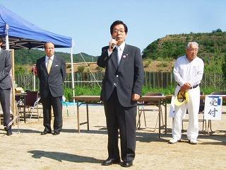 会場で挨拶する田代町長(写真中央)