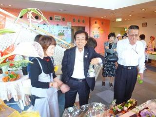 場内をまわる田代町長