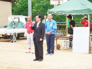 スポーツ少年団ソフトボール大会で挨拶する田代町長