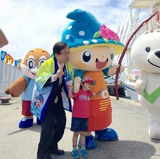 来場の子どもさんと、みさっきーと一緒にポーズを決める田代町長