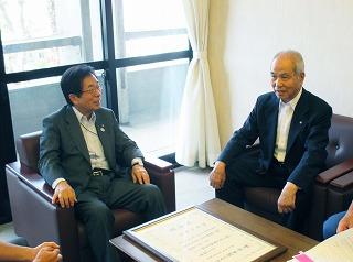 砂本四郎と懇談する田代町長