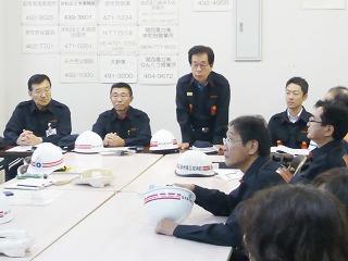 対策本部で指示を出す田代町長