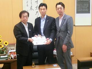 西村康稔内閣府副大臣と谷川とむ衆議院議員と共に