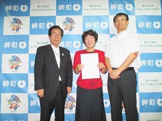 岬町防災会議委員の川島宜子さんと大阪府中村危機管理監と共に記念撮影