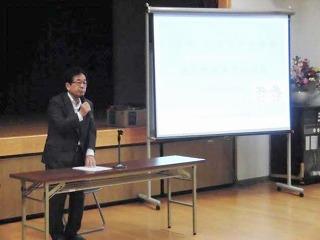 説明会で説明する田代町長