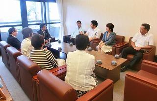 三市三町公明党議員団の皆さんと懇談する田代町長