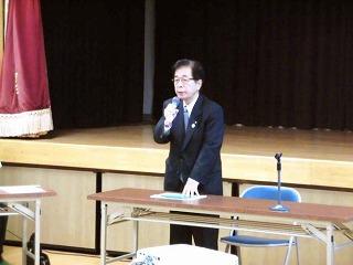 説明会で説明する田代町長