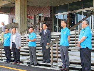 訓練後挨拶する田代町長