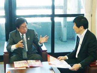 真木次長と意見交換を行う田代町長