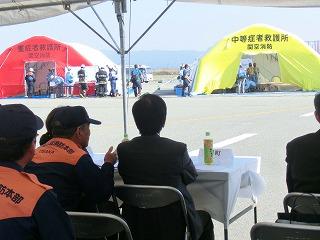関西国際空港航空機事故消火救難総合訓練を視察する田代町長