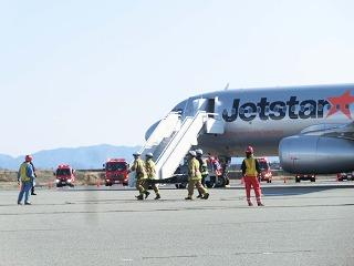 関西国際空港航空機事故消火救難総合訓練を視察する田代町長