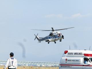 関西国際空港航空機事故消火救難総合訓練を視察する田代町長