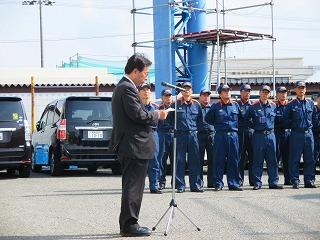 岬消防署消火隊訓練で挨拶する田代町長