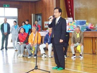 岬町長生会連合会体育大会で挨拶する田代町長