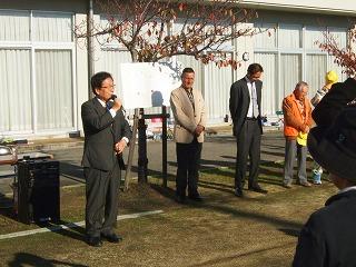 会場で挨拶する田代町長(写真左端)