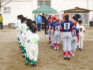 ソフトボール大会で挨拶する田代町長