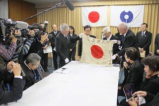 テリー氏から貴志勝氏への返還場面