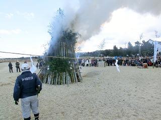 里海祭りどんと焼きの様子