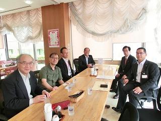 左から渡部特任教授、遠藤史和歌山大学副学長、九度山町井上秘書、岡本章町長、田代町長、岬町佐藤理事