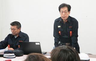 災害警戒本部で指示する田代町長