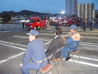 訓練の様子を見学する田代町長