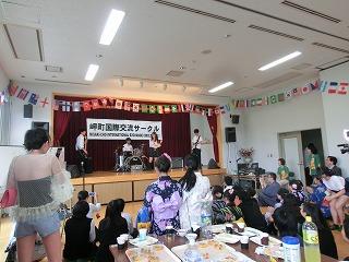 軽音楽部の演奏を聴く田代町長