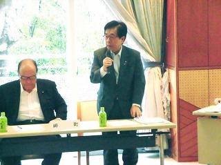 委員会で発言する田代町長