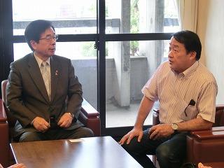 談笑する南出雅之さんと田代町長