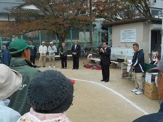 会場で挨拶する田代町長