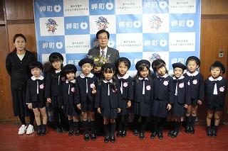 海星幼稚園の園児たちから花束をいただきました