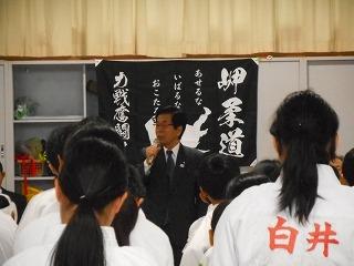 会場で挨拶する田代町長