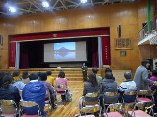 会場で挨拶する田代町長