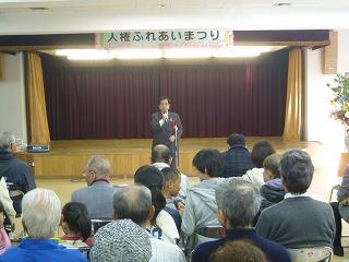 会場で挨拶する田代町長