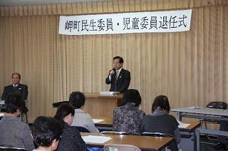 退任式で謝辞を述べる田代町長