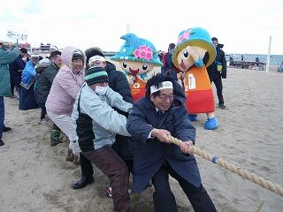 綱引きに参加する田代町長