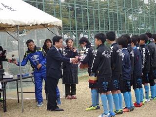 優勝チームを表彰する田代町長