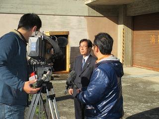 NHK大阪放送局の取材を受ける田代町長