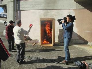 投てき型消火剤使用の様子