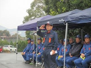 消防訓練で挨拶する田代町長