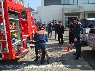 消防ポンプ車の説明を受ける田代町長