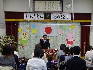 入園式で挨拶をする田代町長