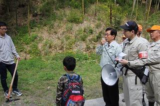 会場で挨拶する田代町長