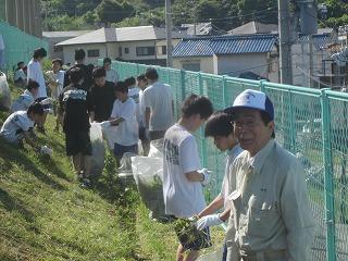 清掃活動に参加されている皆様と田代町長