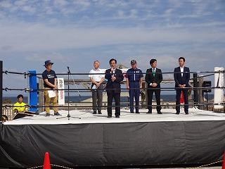 せんなん里海さくらフェスで挨拶をする田代町長