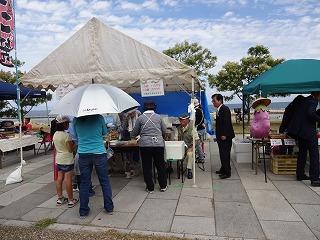 会場内を視察する田代町長