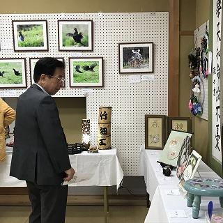 作品を鑑賞する田代町長