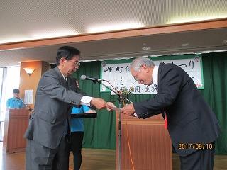 8020歯の健康コンテスト町長賞受賞者に表彰状を授与する田代町長