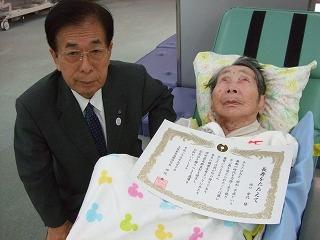 西口常代さん(右)と田代町長