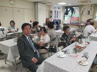 参加者の皆さまと親睦を深める田代町長